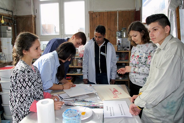 Jeden Freitag treffen sich Schuelerinnen der Katharinenschule zum Malen im Beutau-Atelier.